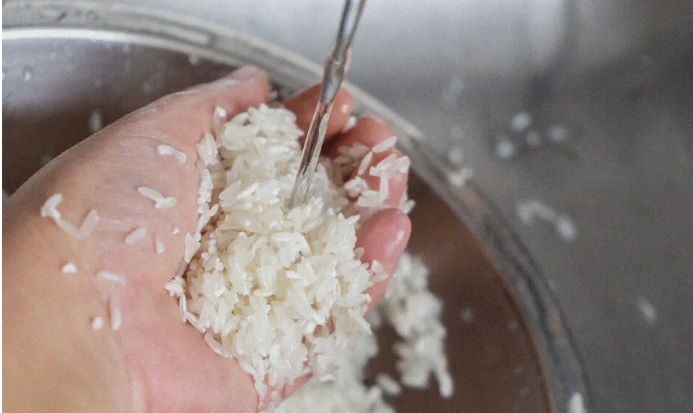 Kandungan dan Manfaat Air Beras untuk Perawatan Rambut