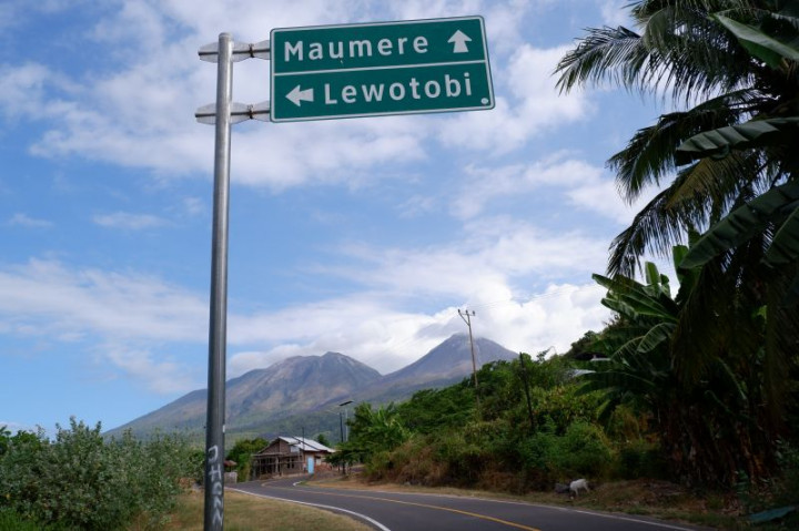 Badan Geologi Minta Warga Jauhi Pusat Erupsi Gunung Lewotobi