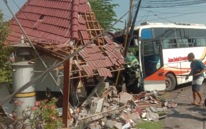 Bus Tabrak Pos Jaga Perlintasan KA di Pasuruan, Ini Kronologinya