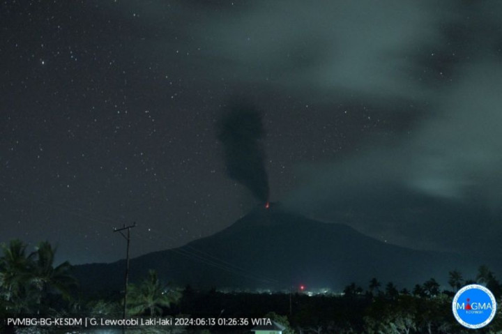 Gunung Lewotobi Erupsi Abu Vulkanis Setinggi 700 Meter