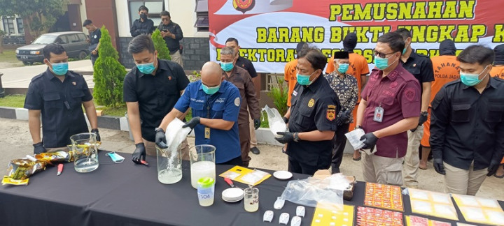 Polda Jabar Musnahkan 23,9 Kg Sabu