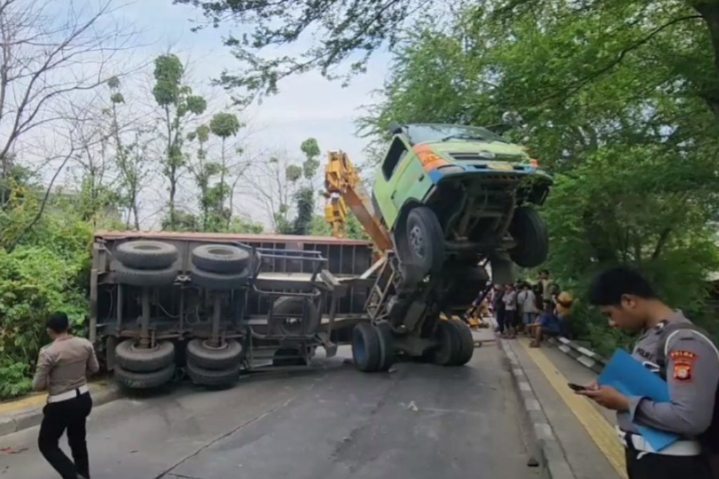 Gagal Menanjak, Truk Kontainer Timpa Mobil di Kapuk Kamal