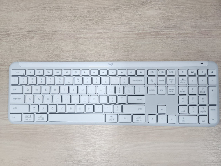 Logitech Signature Slim K950, Keyboard Tipis dan Nyaman