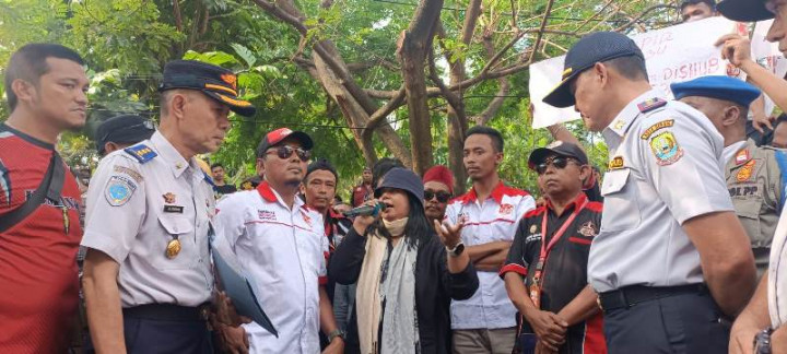 Kerap Dimintai Pungli, Puluhan Sopir Angkutan Barang Geruduk Kantor Dishub Kota Bekasi