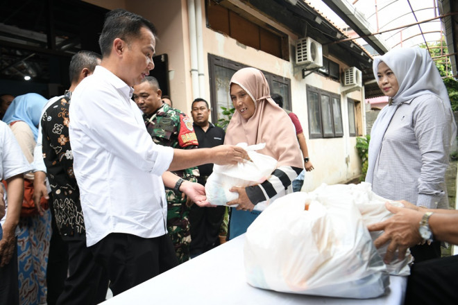 Pj Gubernur Jabar saat menghadiri kegiatan OPADI di Cirebon.