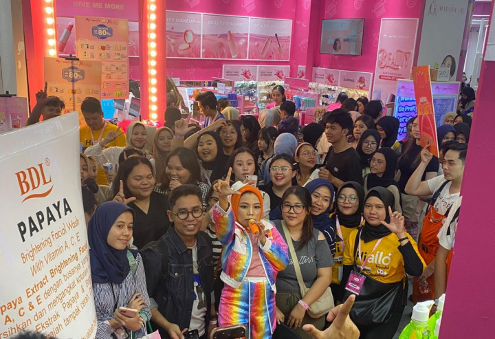 Keseruan Lolly Unyu Menarik Pengunjung Jakarta X Beauty 2024