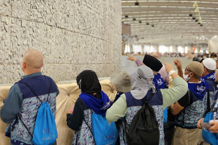 Momen Jemaah Haji Indonesia Lempar Jumrah dan Tahalul
