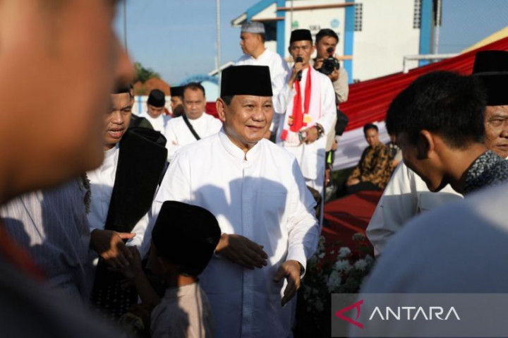 Prabowo Salat Iduladha di Dekat Kediamannya Hambalang