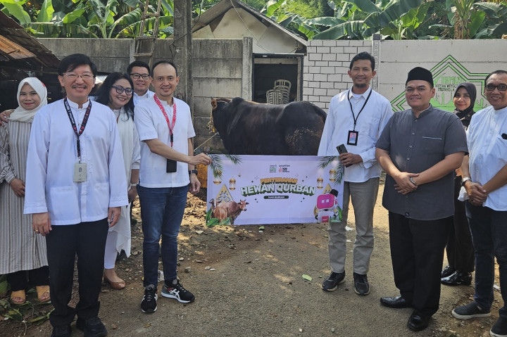 Smartfren Serahkan Hewan Kurban untuk Warga Sekitar