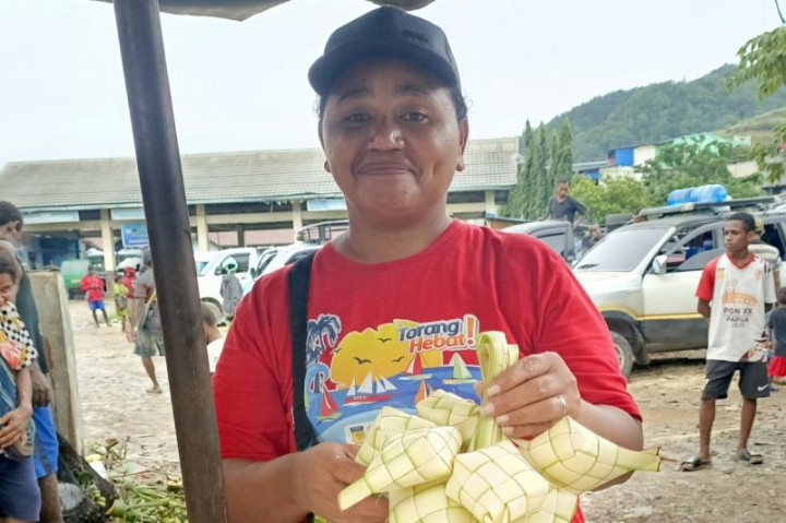 Pedagang Papua Rutin Terima Pesanan Daun Ketupat saat Iduladha
