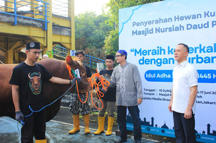 Media Group Salurkan Hewan Kurban ke DKM Nursiah Daud Paloh