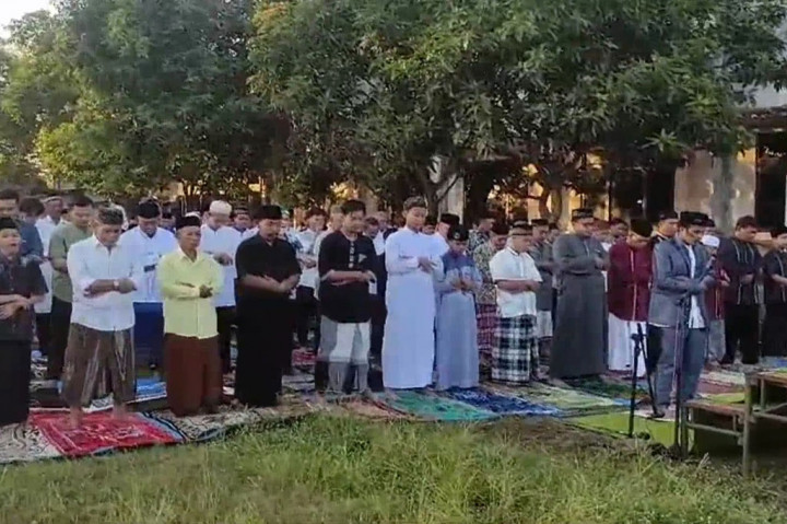 Warga Eks Korban Lumpur Lapindo Salat Iduladha Dekat Tanggul