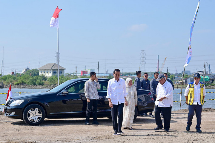 Jokowi Tinjau Proyek Penahan Banjir Rob yang Diklaim Tahan 30 Tahun
