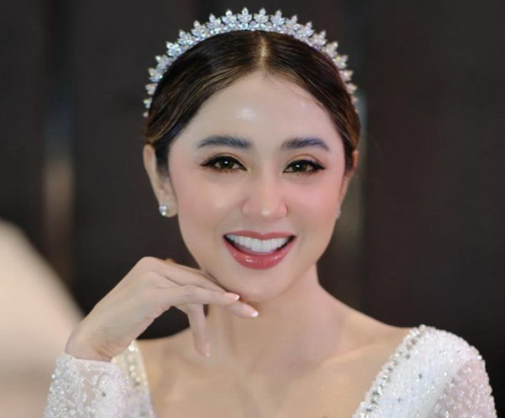 Tak Mau Ribut Lagi, Dewi Perssik Sembelih Hewan Kurban di Rumah