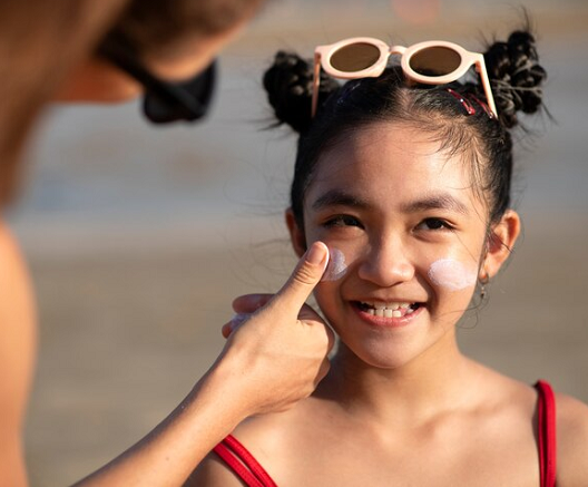 Moms, Ini Bedanya SPF dan PA yang Wajib Diketahui saat Membeli Sunscreen untuk Si Kecil