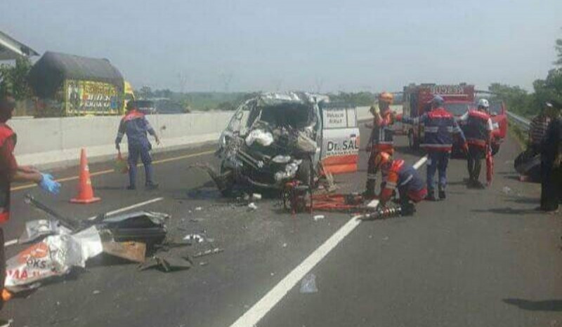 Ambulans Pembawa Jenazah Tabrak Truk Di Tol Pemalang Batang 0522