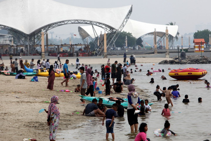 Ribuan Wisatawan Padati Pantai Ancol