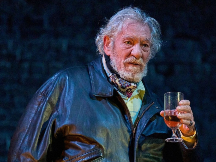 Aktor Ian McKellen Dibawa ke RS Usai Jatuh dari Panggung Teater