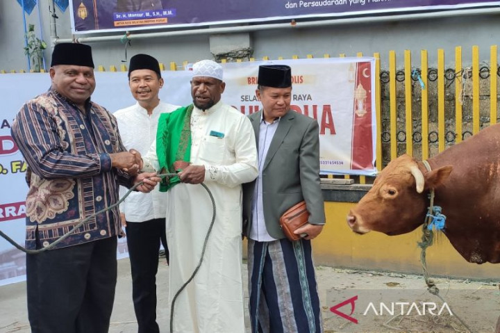 Indahnya Berbagi, Warga Nonmuslim di Kota Jayapura Turut Dapat Daging Kurban