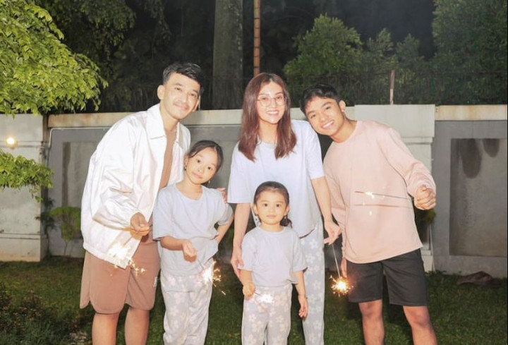 Proses Cerai, Momen Ruben Onsu Panggilan Video dengan Sarwendah Jadi Sorotan