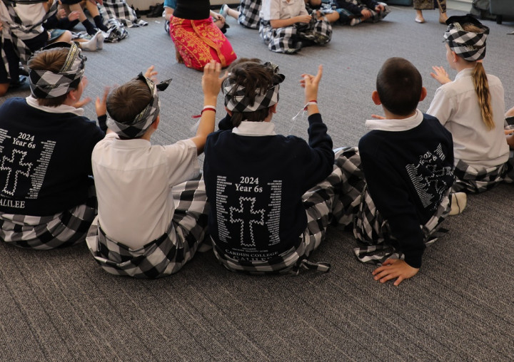 Antusiasme Siswa Adelaide Belajar Budaya Indonesia Lewat Tari Kecak