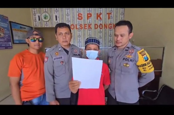 Foto tangkap layar video SN menyampaikan klarifikasi dan permintaan maafnya karena telah membuat laporan palsu didampingi petugas Polsek Dongko, Trenggalek, Selasa (18/6/2024) (ANTARA/HO-Polres Trenggalek)