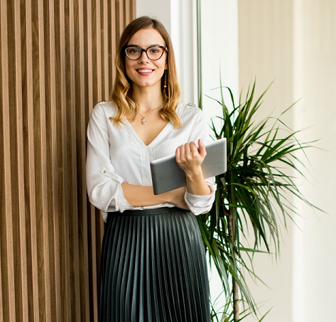 5 Ide Outfit Kerja Kasual yang Bikin Tampilanmu Tetap Modis dan Elegan