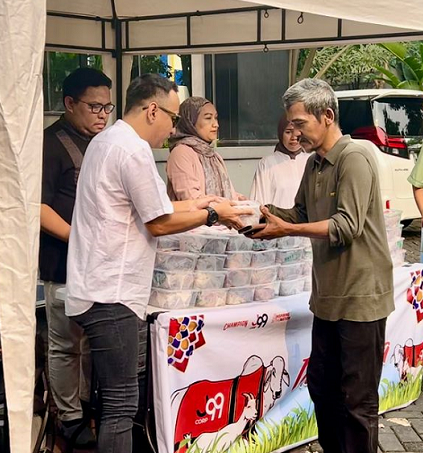 CEO J99 Corp., Ganesya Widya membagikan paket kurban kepada warga sekitar perusahaan di Jakarta. (Foto: Dok. Istimewa)