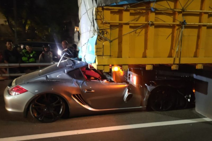 Sopir Porsche Tewas usai Tabrak Truk di Tol Dalam Kota, Penumpang Syok Berat