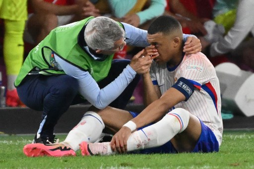 Mbappe cedera patah hidung di laga kontra Austria. AFP PHOTO/Alberto Pizzoli