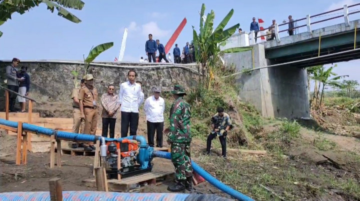 Jokowi Pantau Bantuan Pompanisasi di Karanganyar Jateng