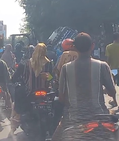 Bus Studi Tur Rombongan Siswa SD di Jepara Terguling Timpa 2 Pemotor