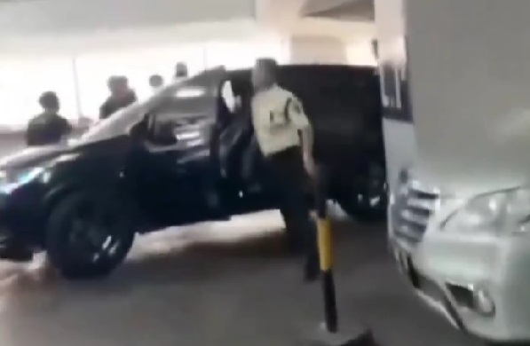 Viral Sejoli Mesum dalam Mobil di Parkiran Mal Bandung hingga Dikejar Petugas