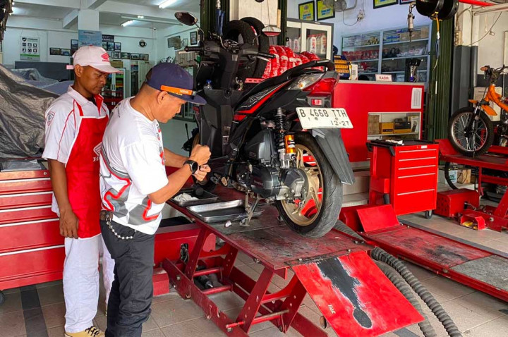 ‘Skena Garage’, Jurnalis Otomotif jadi Mekanik Dadakan di TEFA AHM