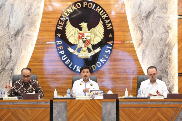 Menko Hadi Pimpin Rapat Satgas Judi Online