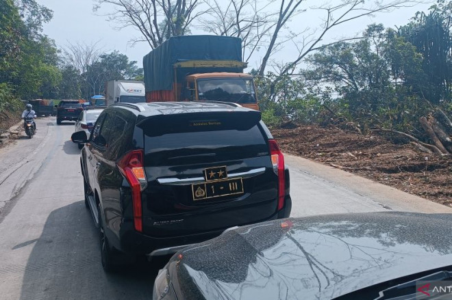 Kemacetan sering terjadi pada ruas jalan nasional di Sitinjau Lauik. Jalur itu juga rawan kecelakaan dan longsor. (ANTARA/Miko Elfisha)