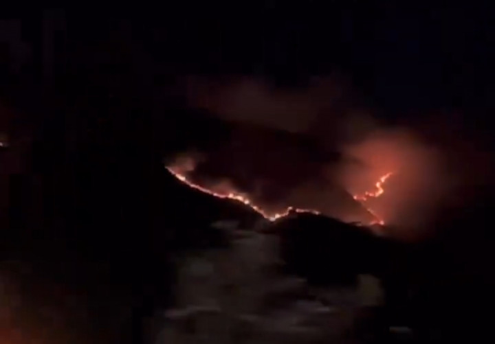 Savana Bukit Widodaren Bromo Dilaporkan Terbakar