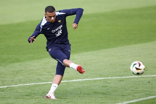 Potret Mbappe Ikut Latihan dengan Perban di Hidung