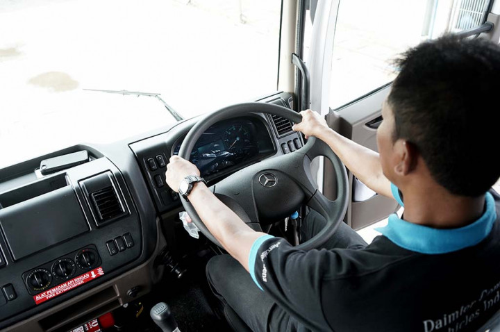 Posisi Ideal Mengemudi Truk Demi Keselamatan Berkendara