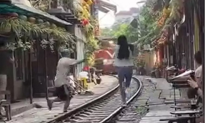 Turis Foto di Jalur Kereta, Pemilik Kafe Vietnam Didenda