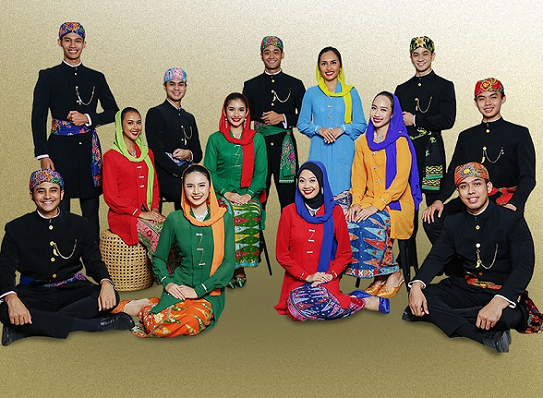 Abang None Jakarta mengenakan Kebaya Encim dan Baju Demang.  (Foto: Dok. Instagram/@abnonjakarta)