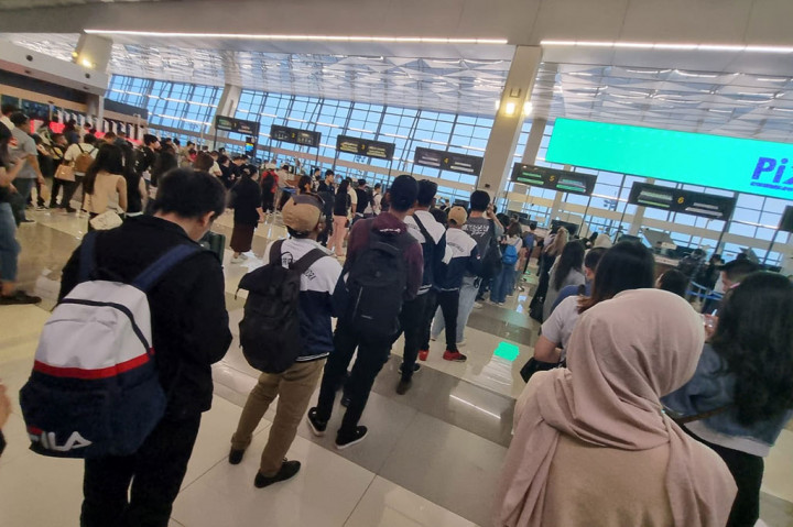 Potret Antrean Layanan Imigrasi Bandara akibat Gangguan Pusat Data Nasional