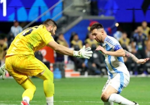 Lionel Messi (kanan). (Foto: AFP/Charly Triballeau)