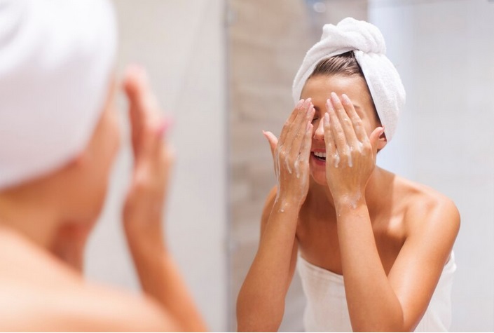 Setelah melakukan tahap cleansing, jangan lupa untuk melakukan pembersihan dengan sabun wajah untuk hasil lebih optimal! Ilustrasi Freepik
