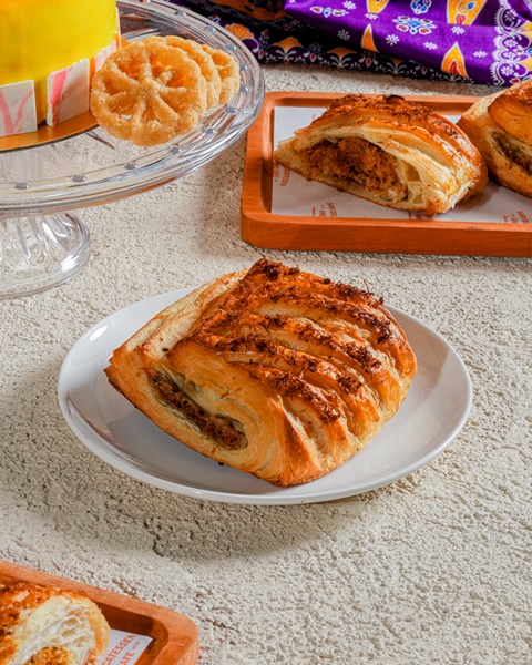 Roti buaya dan Crokalor (Croissant-Kerak Telor), sentuhan unik khas Betawi di HUT Jakarta dari Sari Pacific Jakarta. (Foto: Dok. Sari Pacific Jakarta)