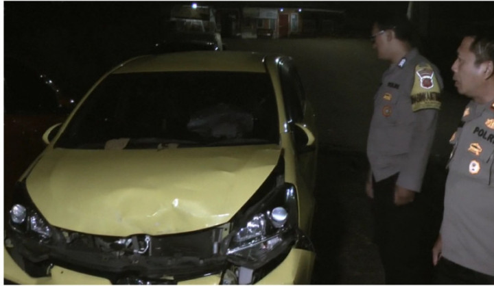 Curiga Selingkuh, Suami di Sukabumi Tabrak Mobil Istrinya Hingga Hantam Warung