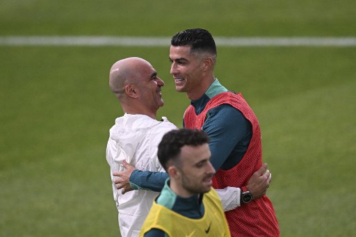 Kebersamaan Roberto Martinez dengan Cristiano Ronaldo. (PATRICIA DE MELO MOREIRA / AFP)