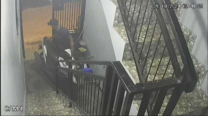 Terekam CCTV, Pelaku Curanmor di Kuningan Kembalikan Motor Curiannya