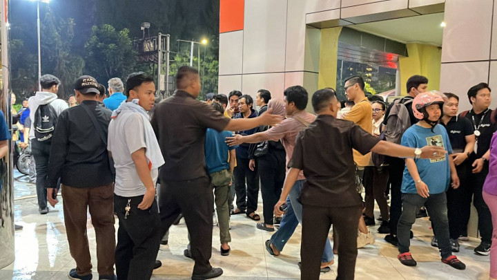 Revo Mall Kota Bekasi Kebakaran, Pengunjung Berhamburan Keluar