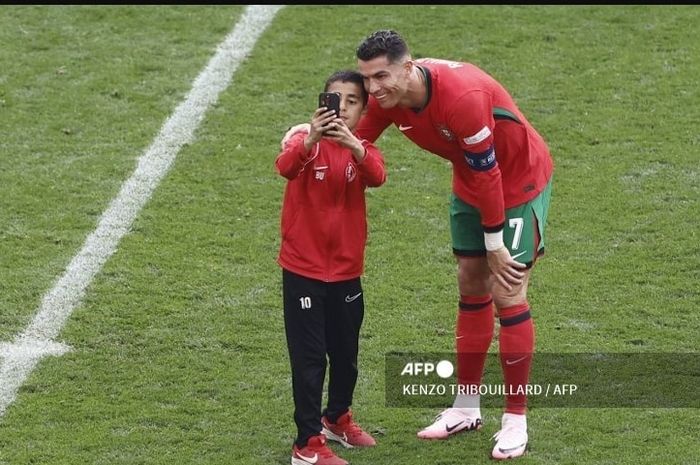Viral Momen Bocil Menyusup ke Lapangan Demi <i>Selfie</i> dengan Ronaldo